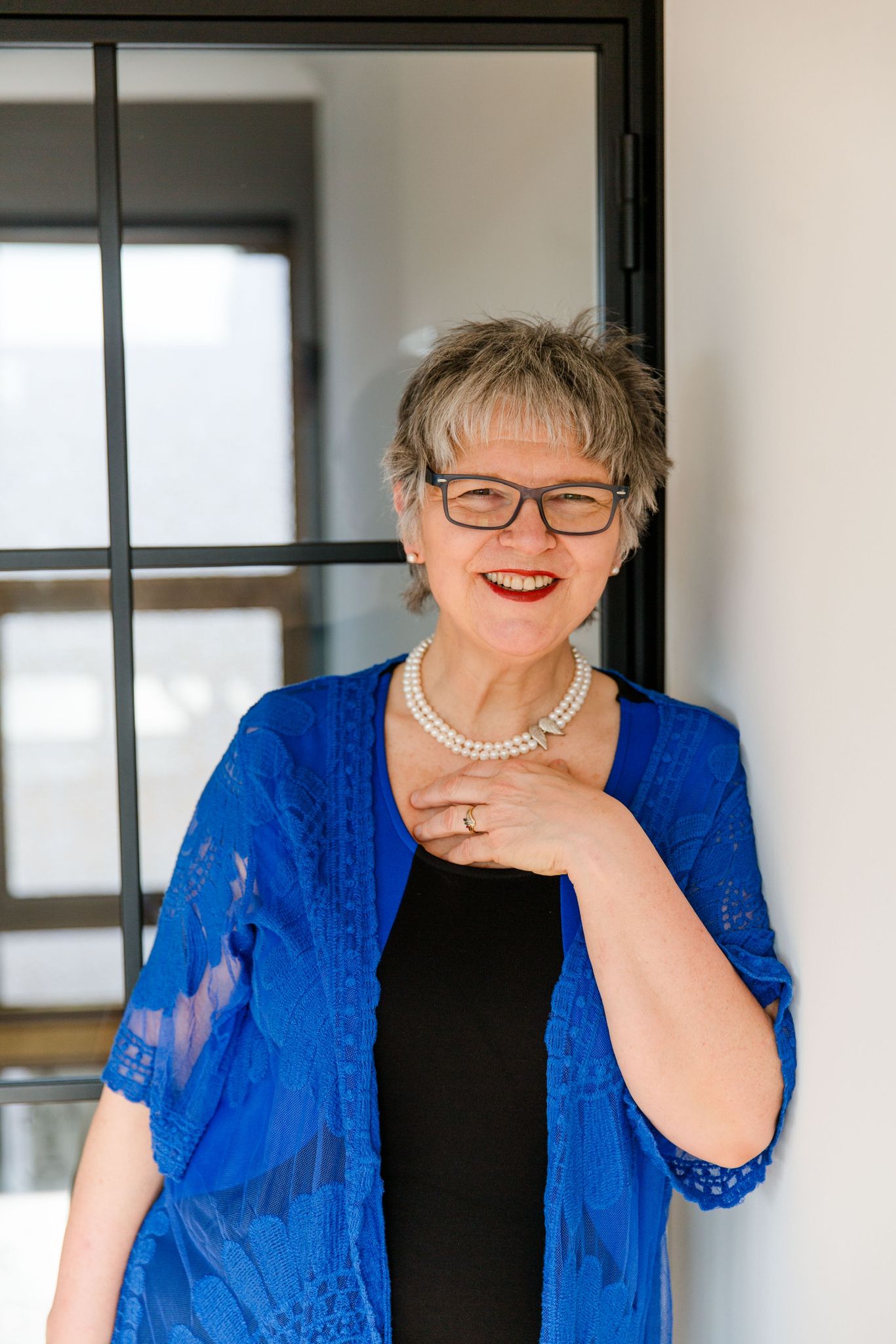 Verena Ohnimus blau lehnt an der Wand