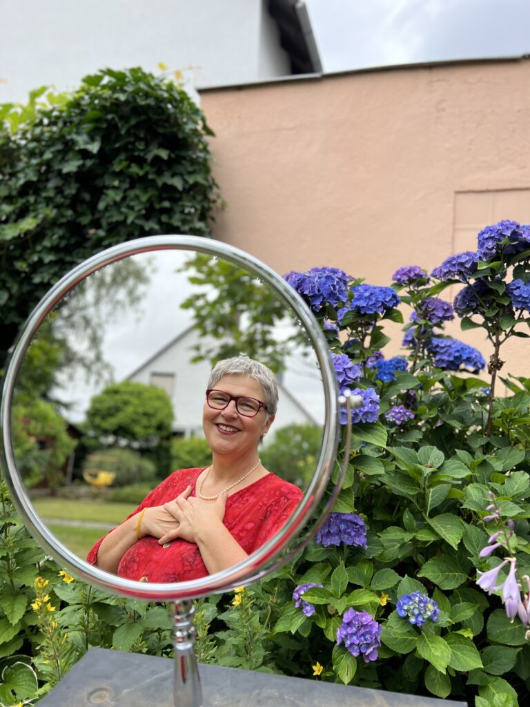 Verena im Garten Spiegel